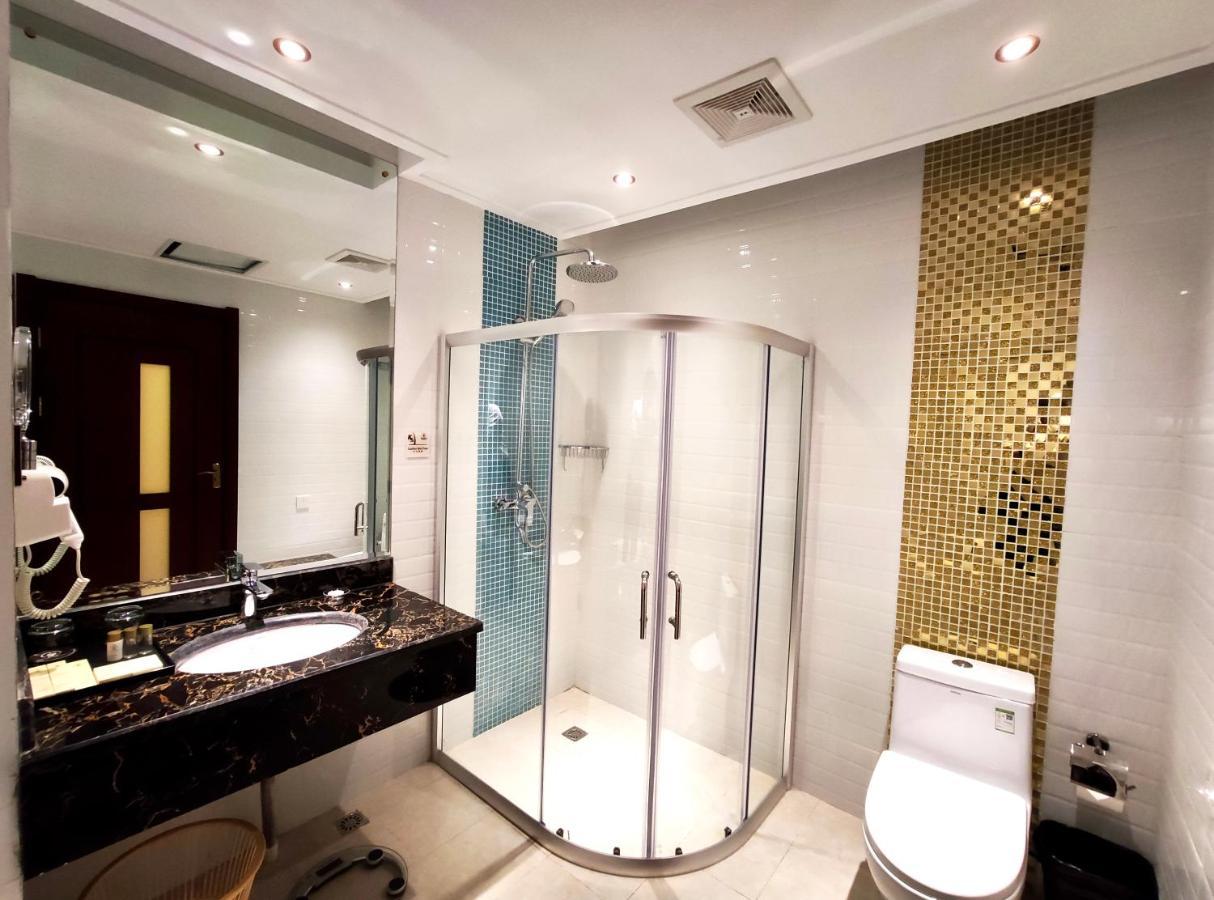 Golden Peacock Hotel Блантайър Екстериор снимка