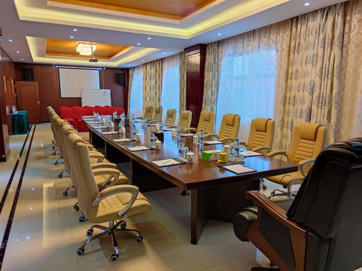 Golden Peacock Hotel Блантайър Екстериор снимка