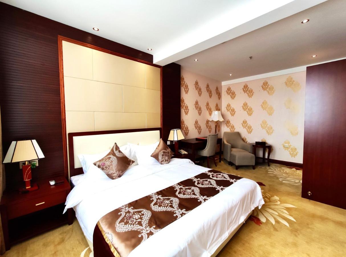 Golden Peacock Hotel Блантайър Екстериор снимка