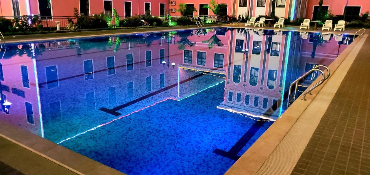 Golden Peacock Hotel Блантайър Екстериор снимка