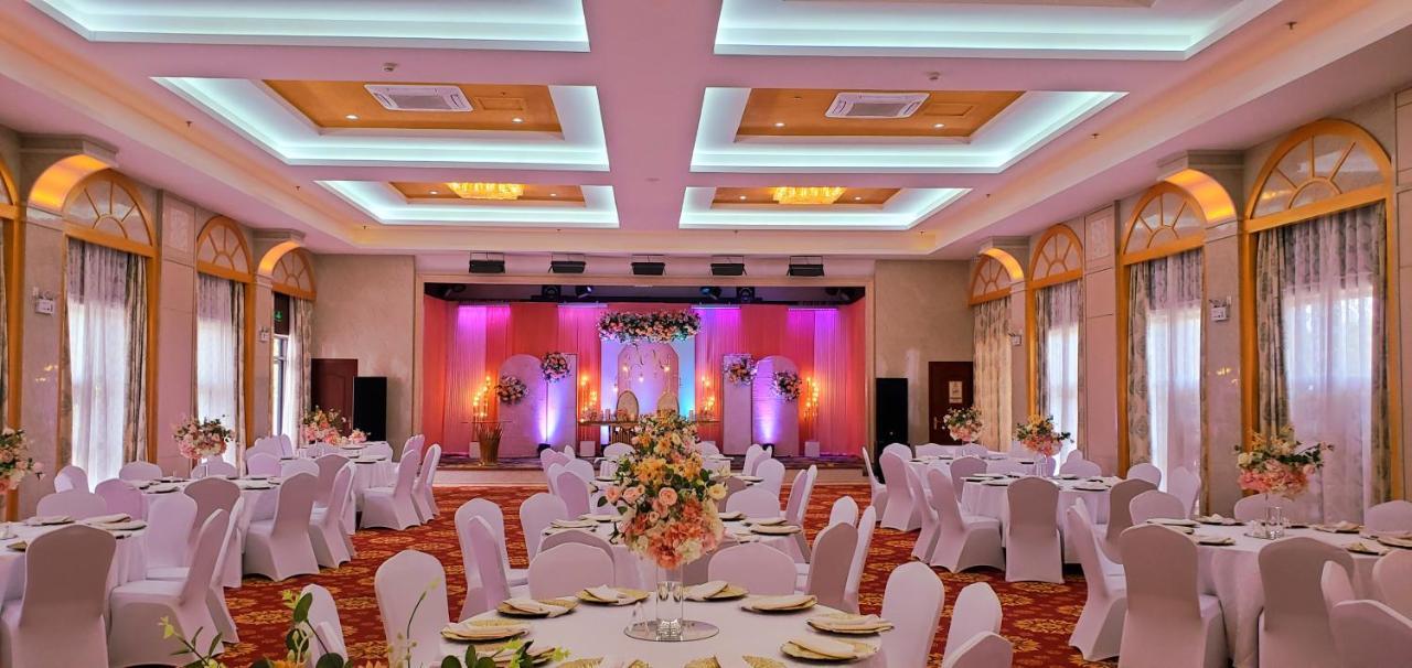 Golden Peacock Hotel Блантайър Екстериор снимка