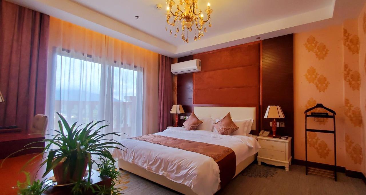 Golden Peacock Hotel Блантайър Екстериор снимка