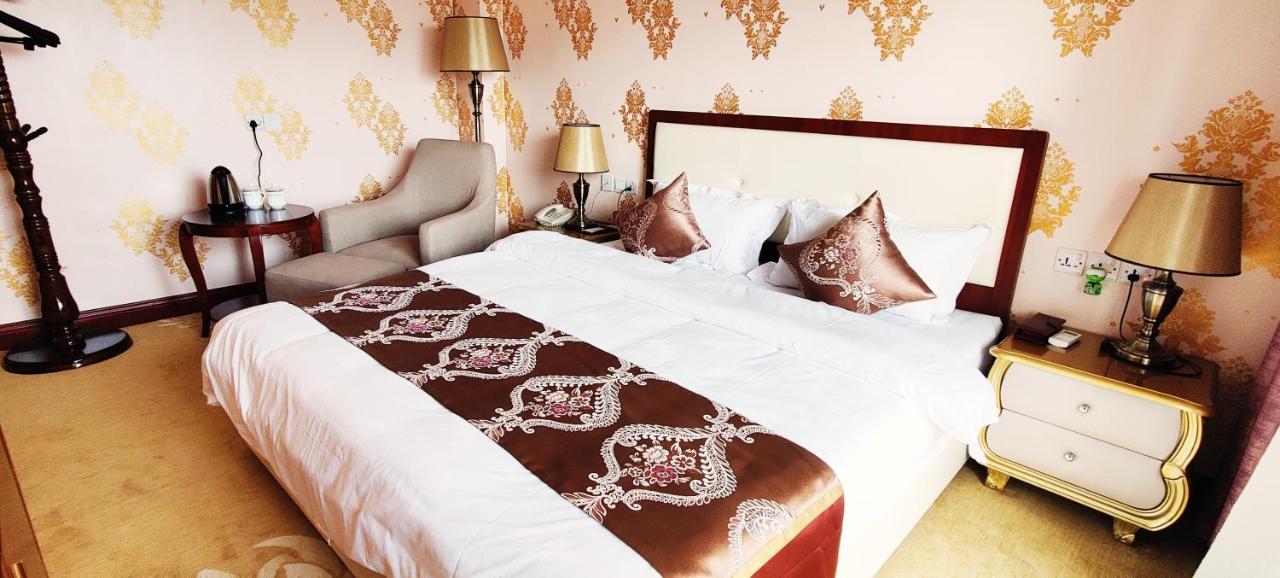 Golden Peacock Hotel Блантайър Екстериор снимка