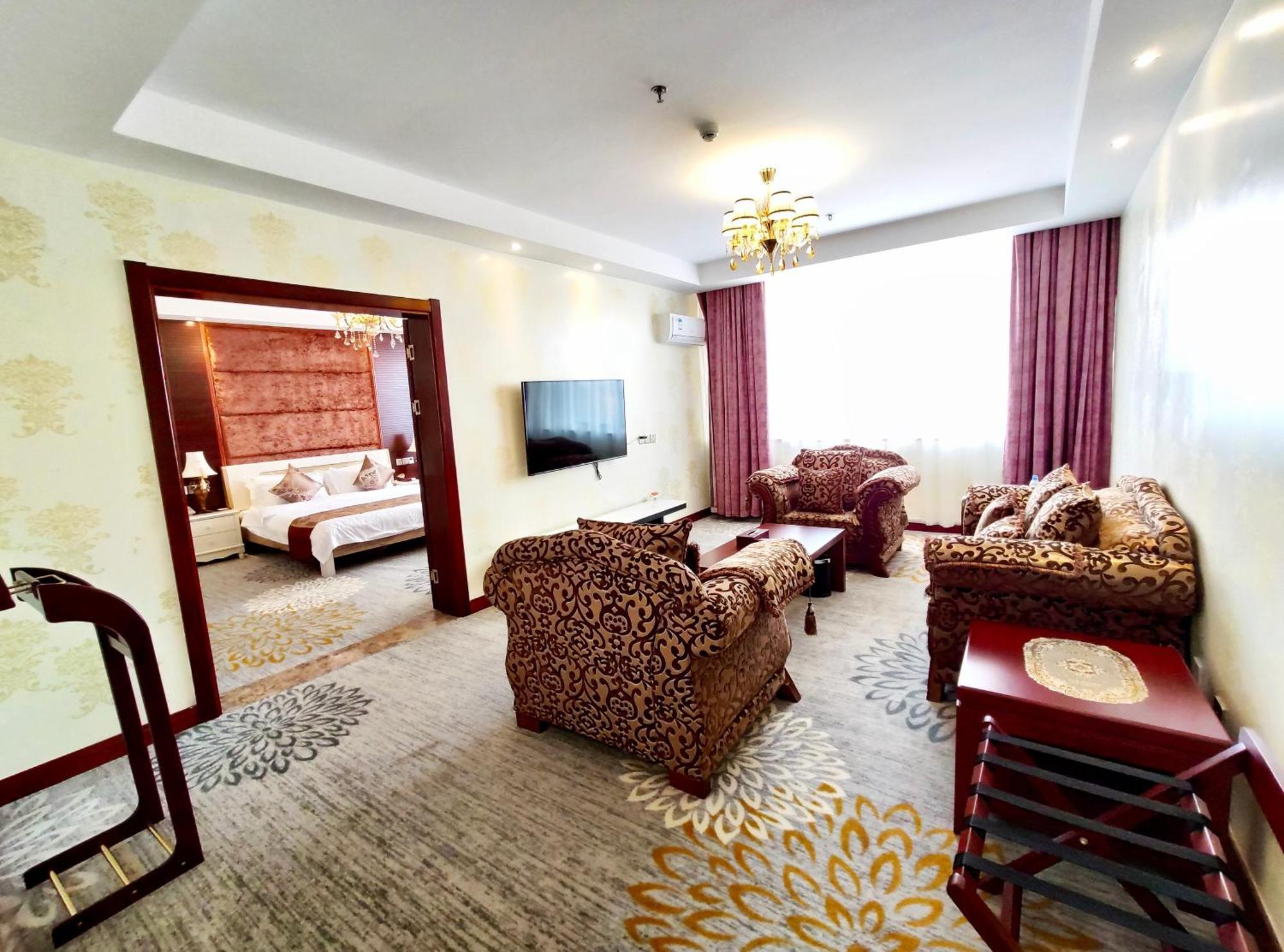 Golden Peacock Hotel Блантайър Екстериор снимка